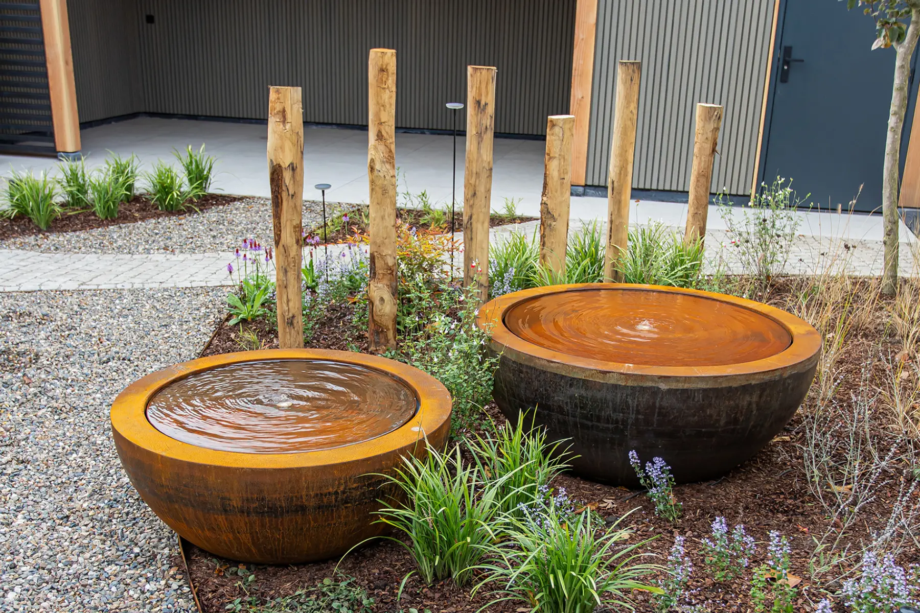 Tuin met cortenstalen accenten