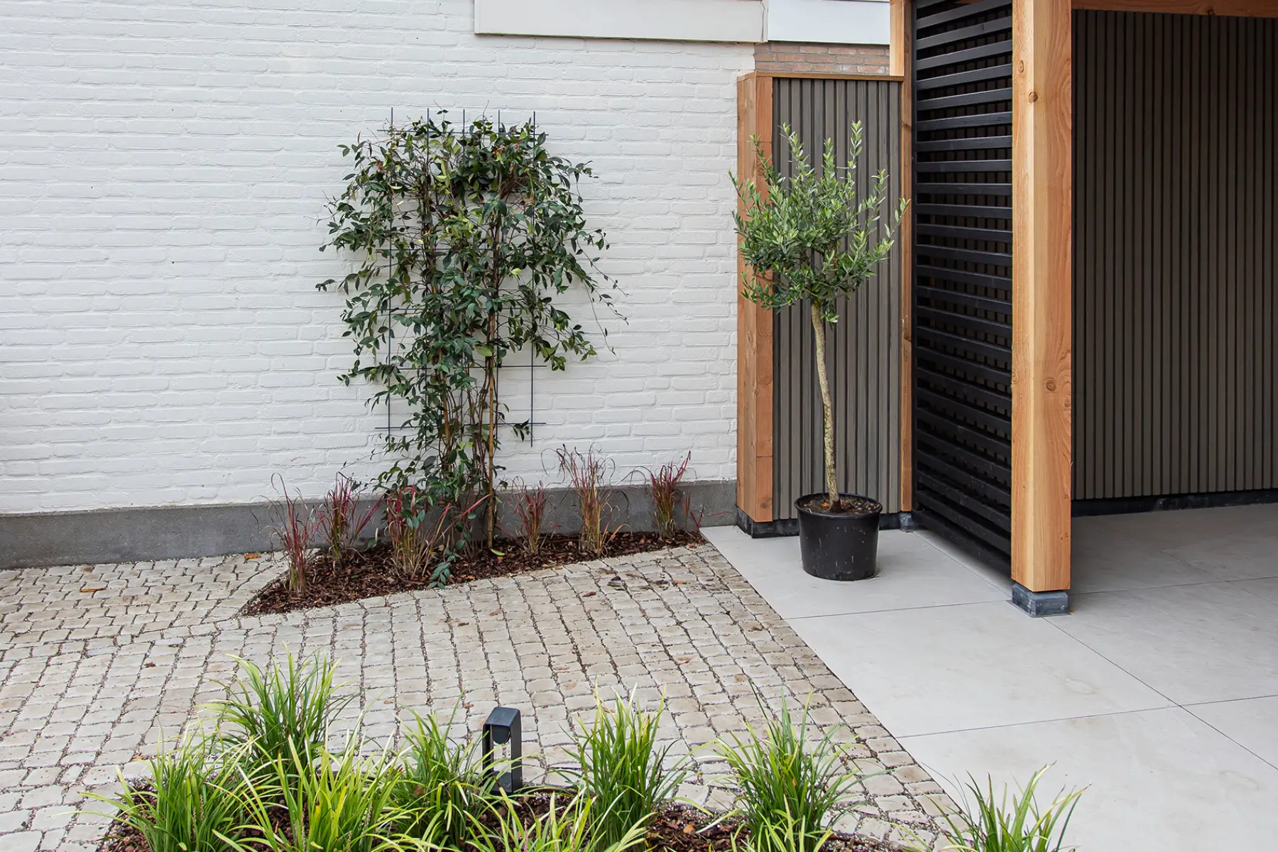 Tuin met cortenstalen accenten