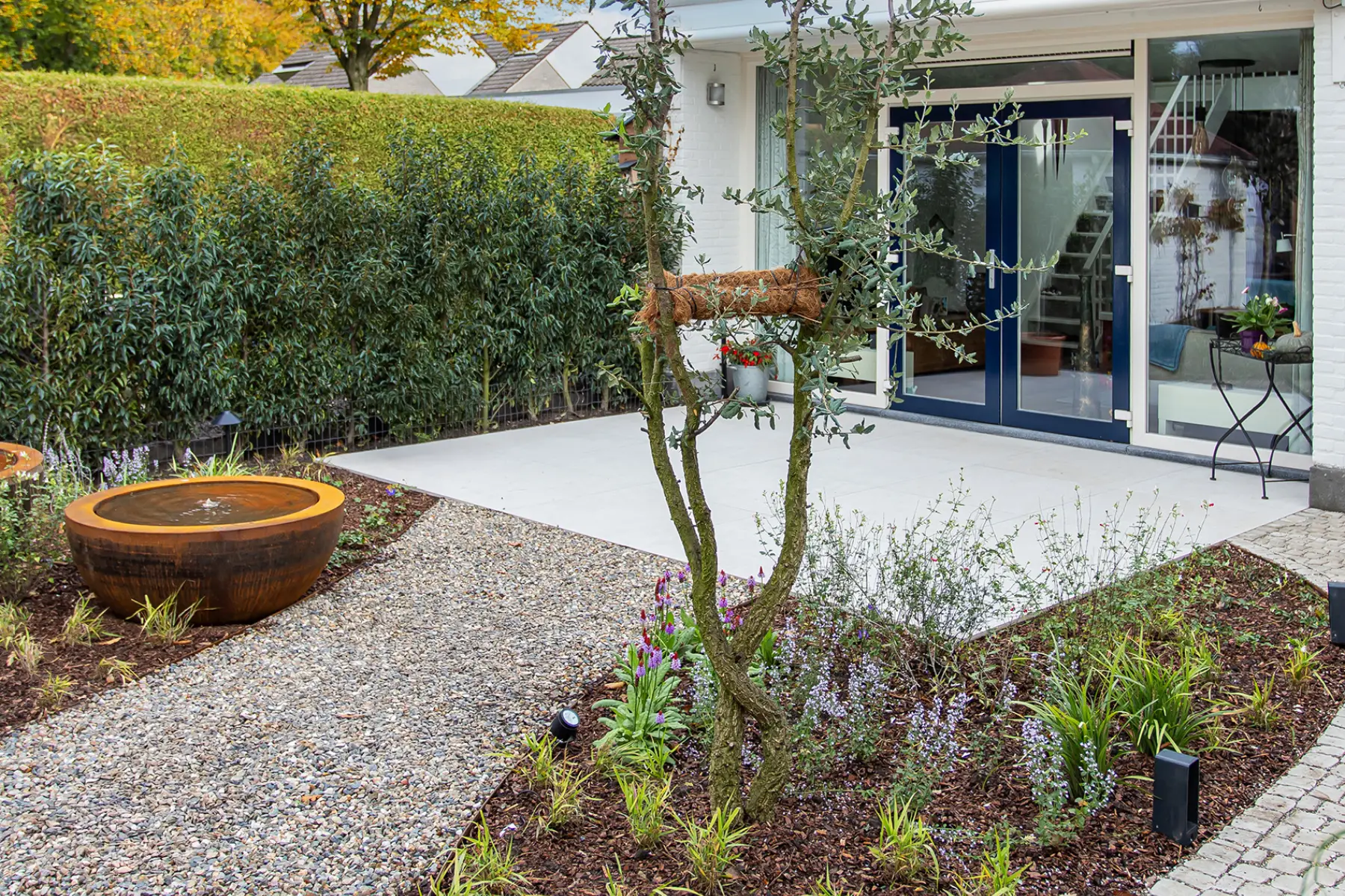 Tuin met cortenstalen accenten