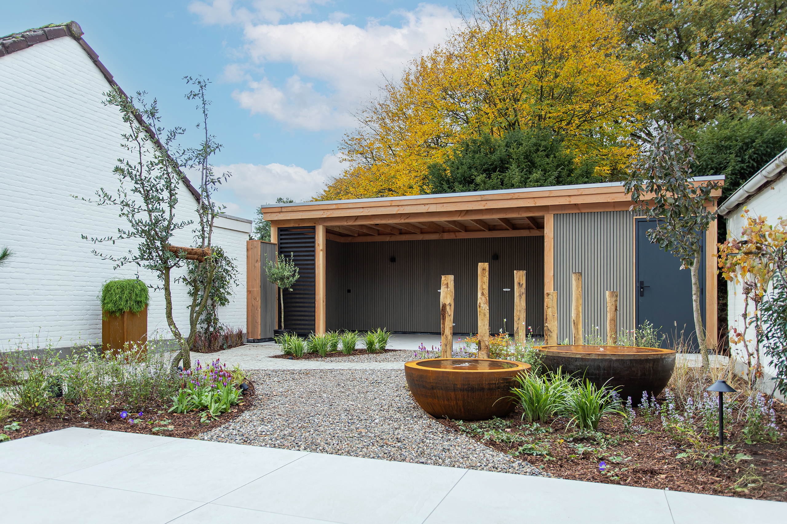 Tuin met cortenstalen accenten
